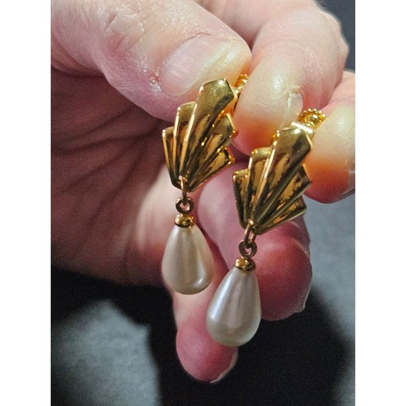 **Final Sale** Vintage Napier gold tone screw back clip on earrings - Picture 3 of 10